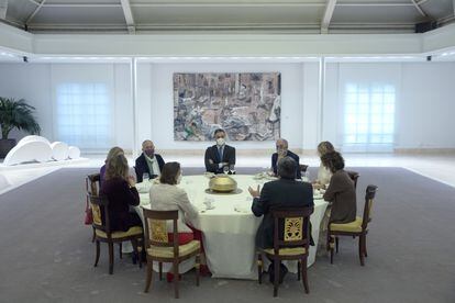 El presidente de Gobierno, Pedro Sánchez  al inicio de un desayuno de trabajo con los secretarios generales de UGT, José Alvarez, y CCOO, Unai Sordo, en la Moncloa acompañados de miembros de su Gabinete el pasado noviembre.