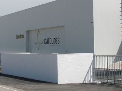 Vista de la fachada de la planta de Carbures en Jerez de la Frontera. 