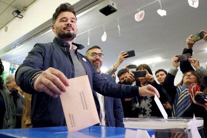 El candidato de ERC a la Presidencia del Gobierno, Gabriel Rufián, vota en un colegio de Sabadell (Barcelona).
