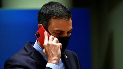 El presidente del Gobierno, Pedro Sánchez, mantiene una conversación desde su móvil.