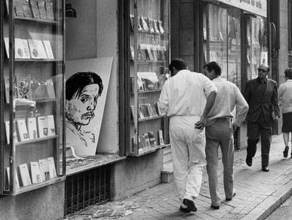 Façana de la llibreria Antonio Machado de Madrid, després de l'atemptat del 29 d'octubre de 1971.