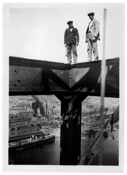 Els fotoreporters catalans eren a l’avantguarda, com demostren la precursora imatge de la construcció de la Torre de Jaume I el 1930 de Josep Gaspar.