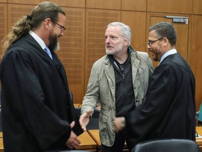 Daniel M. (C) (en el medio), estrecha la manos de sus abogados a su llegada al tribunal de Fráncfort donde ha sido juzgado por espionaje.