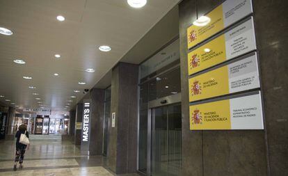 Entrada del edificio donde tiene sede la oficina de supervisión de la contratación pública, en Madrid.
