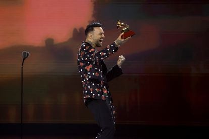 Luis Fernando Borjas después de recibir el Grammy al Mejor Álbum Tropical Contemporáneo.