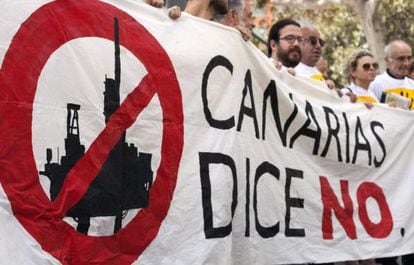 Colectivos ambientales y sociales protestan contra los sondeos en Las Palmas de Gran Canaria. 