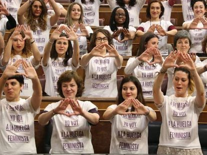 Las diputadas del grupo parlamentario de Unidos Podemos, lucen camisetas en apoyo a la huelga feminista convocada para el pr&oacute;ximo 8 de marzo.
