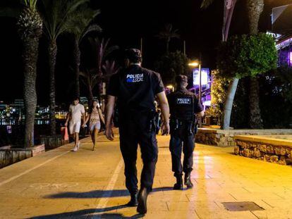 La policía controla los locales de ocio nocturno en Ibiza.