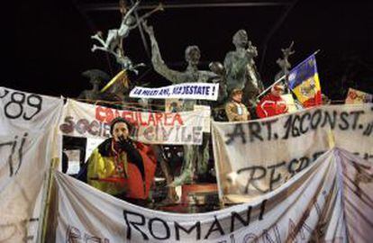 Protesta el domingo en Bucarest para exigir elecciones anticipadas.