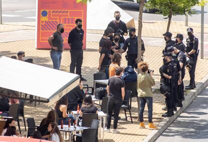 Agentes de policía identifican a varios estudiantes tras los altercados por la visita del rey a Castellón.