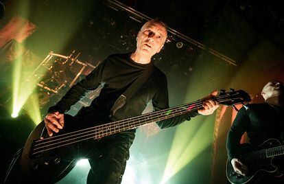 Mayhem (en concreto su bajista, apodado Necrobutcher) durante un concierto en Conpenhague en 2019.
