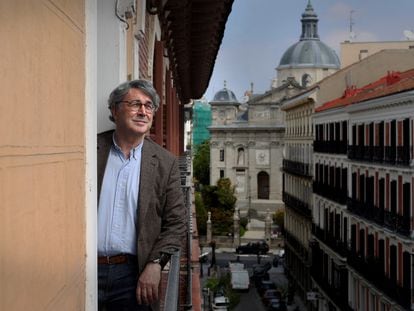 El escritor Andrés Trapiello se asoma al balcón de su casa en el centro de Madrid.