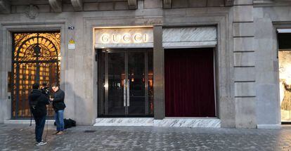 La façana de Gucci, amb una cortina vermella a l'aparador rebentat.