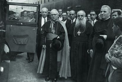 Irurita (con gafas), tras visitar a los miembros de la misión pontificia que a bordo del buque <i>Conto Grande</i> se dirigían al Congreso Eucarístico Internacional de Buenos Aires, en septiembre de 1934.