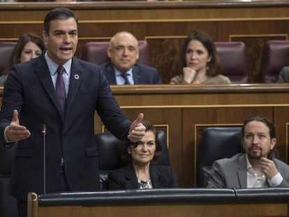 Pedro Sanchez, junto a Carmen Calvo y Pablo Iglesias, durante una intervención en el Congreso de los Diputados.