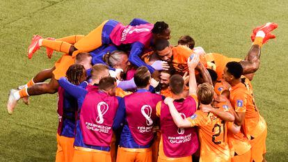 Jugadores de la selección de Países Bajos celebran el segundo gol de Daley Blind.