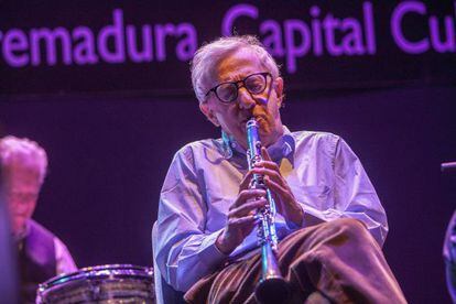 El director de cine estadounidense, Woody Allen, acompañado por su banda, durante el concierto en Badajoz.