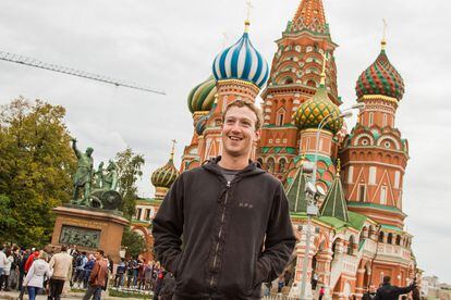 Para hacer turismo... 

	Cuando viaja la maleta de Zuckerberg debe ir repleta de camisetas clónicas y vaqueros. El único 'por si acaso' que se permite es su sudadera de Facebook.