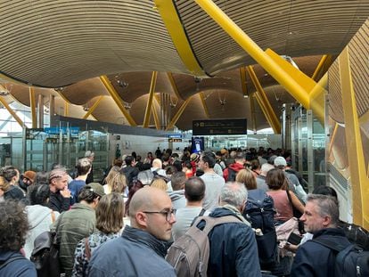 Decenas de viajeros este fin de semana antes de pasar por el control de pasaportes de Madrid-Barajas.