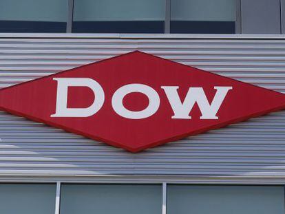 Logo de Dow en la fachada de la sede central.