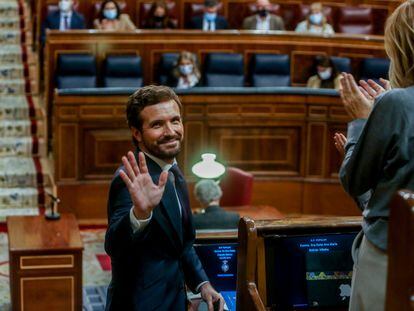 El líder del PP, Pablo Casado, saluda tras intervenir en una sesión plenaria en el Congreso de los Diputados, el 3 de noviembre de 2021.