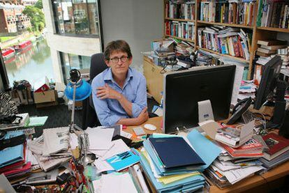 Alan Rusbridger, director del periódico británico <i>The Guardian,</i> en su despacho situado en el barrio londinense de King's Cross.