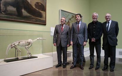 De izquierda a derecha Emilio Lora-Tamayo, presidente del CSIC; Ignacio Gonz&aacute;lez, presidente de la Comunidad de Madrid; el artista Miguel &Aacute;ngel Blanco; y Jos&eacute; Pedro P&eacute;rez-Llorca, presidente del Patronato del Prado; frente a &#039;El invierno de la osa hormiguera&#039;. 