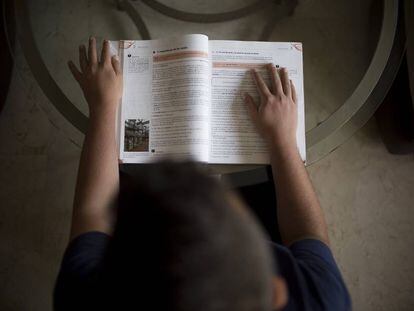 Rafael con su libro de la asignatura de Técnicas de Almacén en su casa de Córdoba.