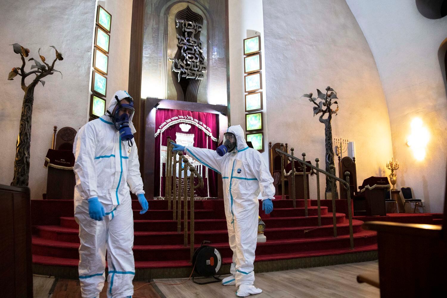 Trabajos de desinfección frente al coronavirus de la Gran Sinagoga de Tel Aviv, el martes.