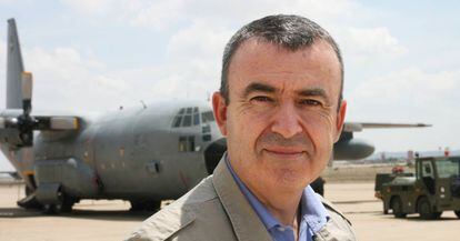 El escritor Lorenzo Silva en la Base Aérea de Zaragoza