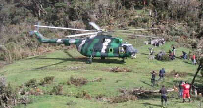 Un helicóptero aguarda el rescate del espeleólogo Cecilio López.