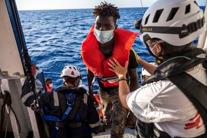 Miembros de Médicos Sin Fronteras ayudan en el rescate de migrantes frente a las costas de Malta.