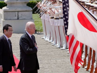 El presidente de EE UU, Jose Biden (a la derecha), y el primer ministro japonés, Fumio Kishida, durante una ceremonia de bienvenida en el Palacio de Akasaka de Tokio (Japón), este lunes.