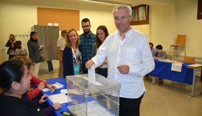 Josep Maria Forn&eacute; votando en el  Rectorat de la Universitat de Lleida.