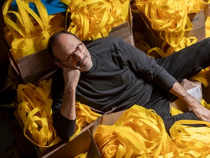 Miquel Adrià, entre las bolsas del festival 'Mextrópoli', en la sede de Arquine, en Ciudad de México.