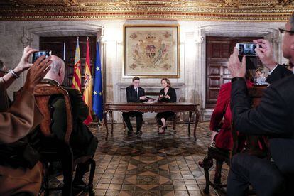 El presidente de Valencia, Ximo Puig, y la vicepresidenta de la Fundaci&oacute;n Amancio Ortega firman el acuerdo de donaci&oacute;n en abril. 