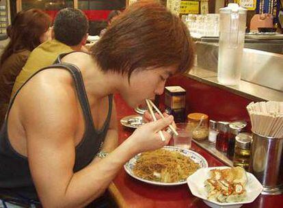 Un joven japonés durante su comida en un restaurante de Tokio.