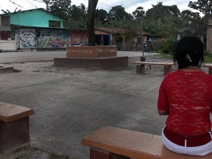 Nancy, una de las mujeres encarceladas por abortar que han sido entrevistadas en este reportaje, relata su historia en la plaza de su pequeño pueblo.  