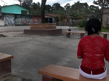 Nancy, una de las mujeres encarceladas por abortar que han sido entrevistadas en este reportaje, relata su historia en la plaza de su pequeño pueblo.  