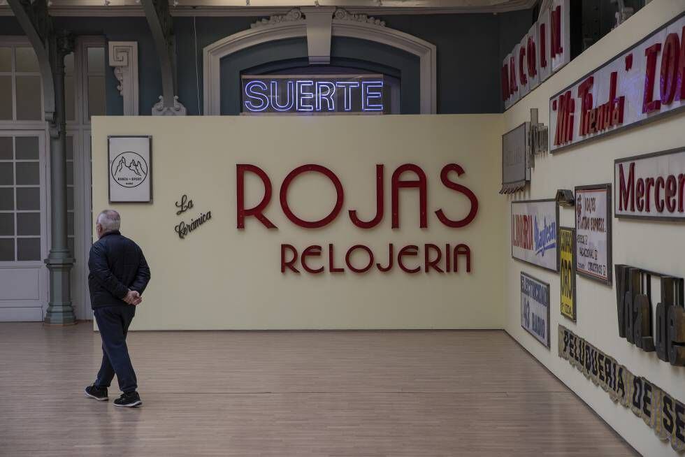 El letrero de Rojas Relojería dentro de la exposición Paco Graco en la Casa del Reloj.