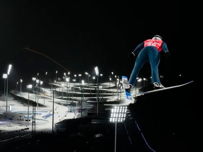 Un esquiador en las pistas de Zhangjiakou.