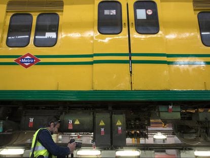 Un tren antiguo de Metro de Madrid con elementos de amianto es revisado