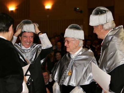 De derecha a izquierda, Del Olmo, Mingote y Gabilondo, ante el rector Pedro González Trevijano.