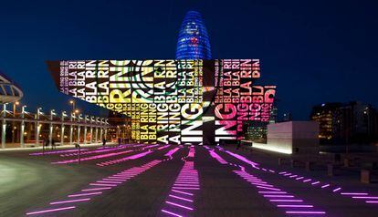 'Xiu Xiu', de David Torrrents & Maurici Ginés en la fachada del DHUB de Barcelona, junto a la escultura 'BruumRuum!' diseñada por Maurici Ginés en el suelo.