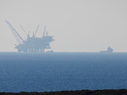 Barco de la Armada israelí junto a una plataforma de producción del yacimiento de gas natural Leviatán, en el Mediterráneo, cerca de Nahsholim (norte de Israel).