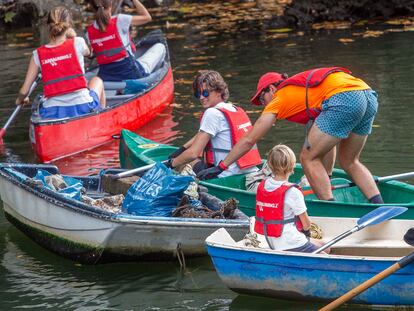 Voluntarios participan este domingo en la limpieza del río Urumea.