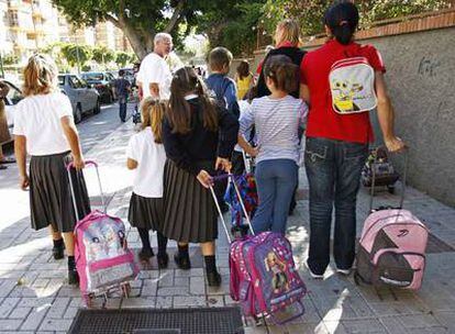 Algunos padres del colegio público Arturo Reyes de Málaga han decidido que sus hijos lleven uniforme.