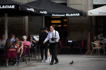 Un camarero sostiene una bandeja en la plaza Real de Barcelona.
David Zorrakino / Europa Press