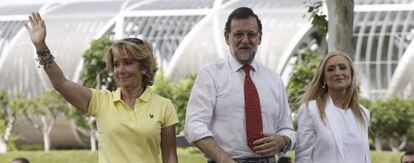 Esperanza Aguirre, a la izquierda, con Mariano Rajoy y Cristina Cifuentes.