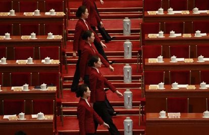 Varias azafatas preparan té para los delegados antes de la clausura de la 5ª sesión de la XII Conferencia Consultiva Política del Pueblo Chino (CCPPCh), en el Gran Salón del Pueblo en Pekín (China).